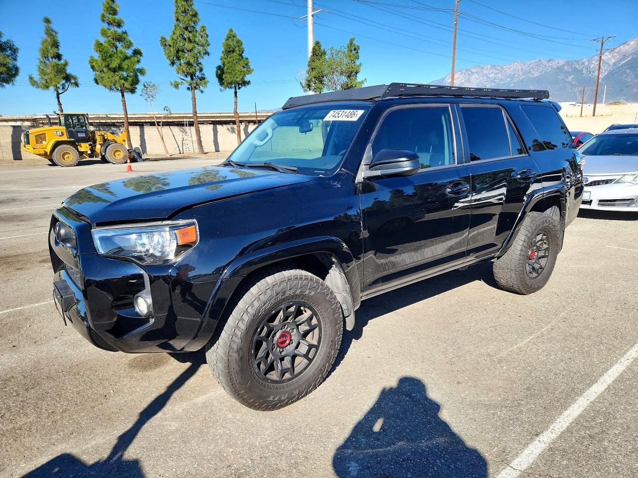 Вид 2019 TOYOTA 4RUNNER SR5, угол 1