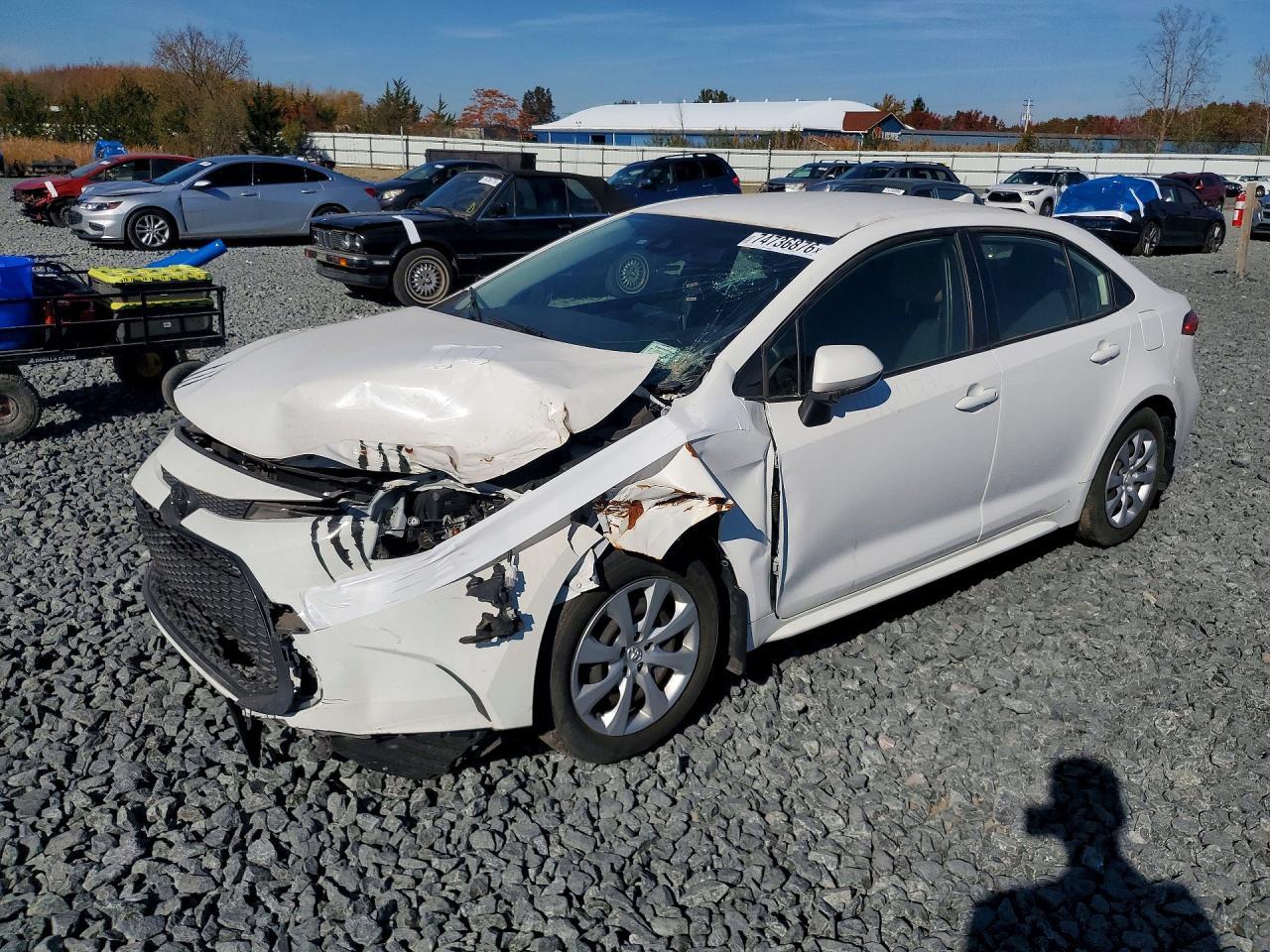 Vue de 2021 TOYOTA COROLLA LE, angle 1