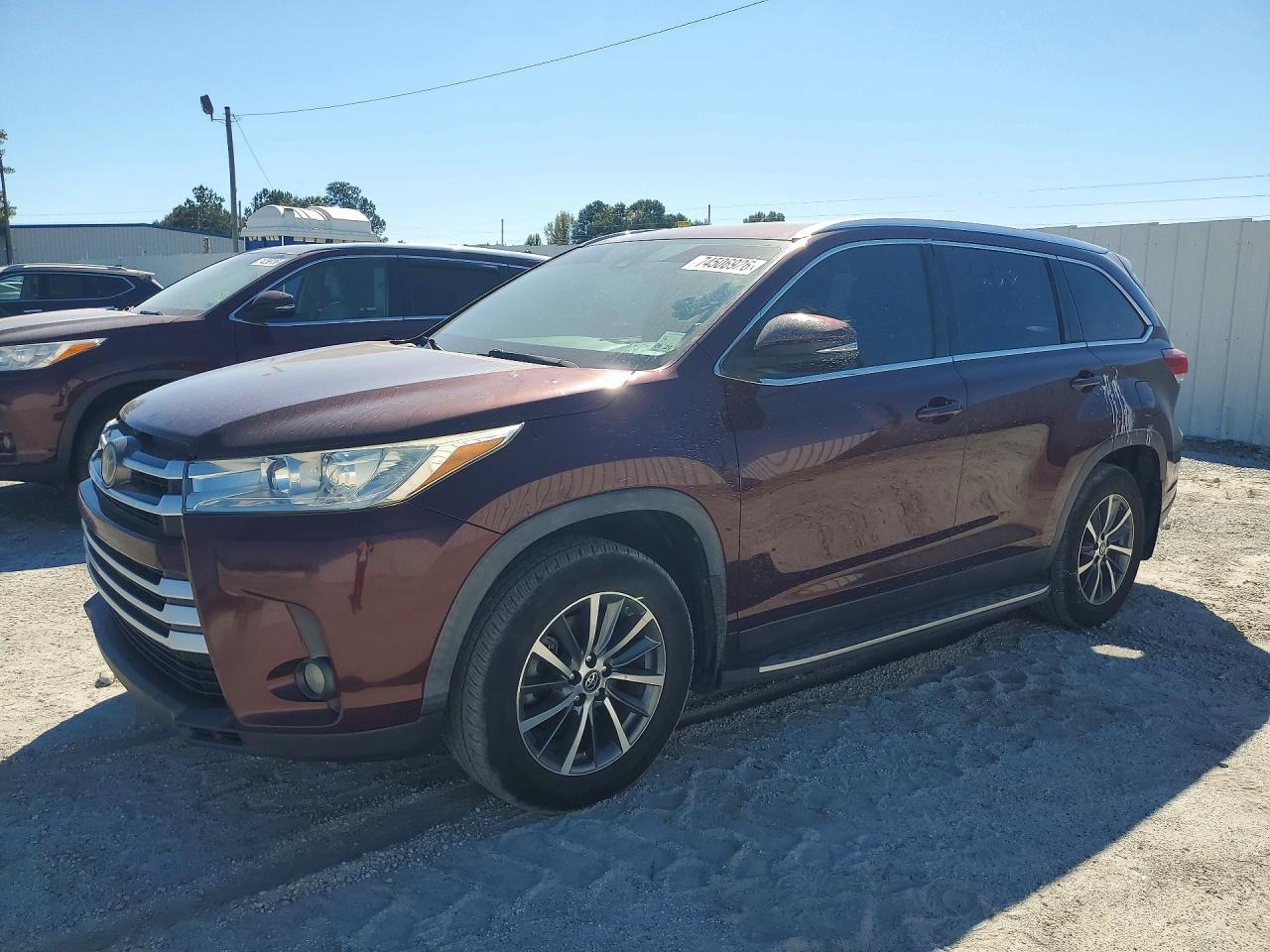 Vue de 2019 TOYOTA HIGHLANDER XLE, angle 1