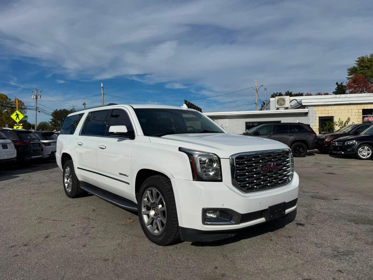 Vista de 2019 GMC YUKON DENALI, ángulo 1