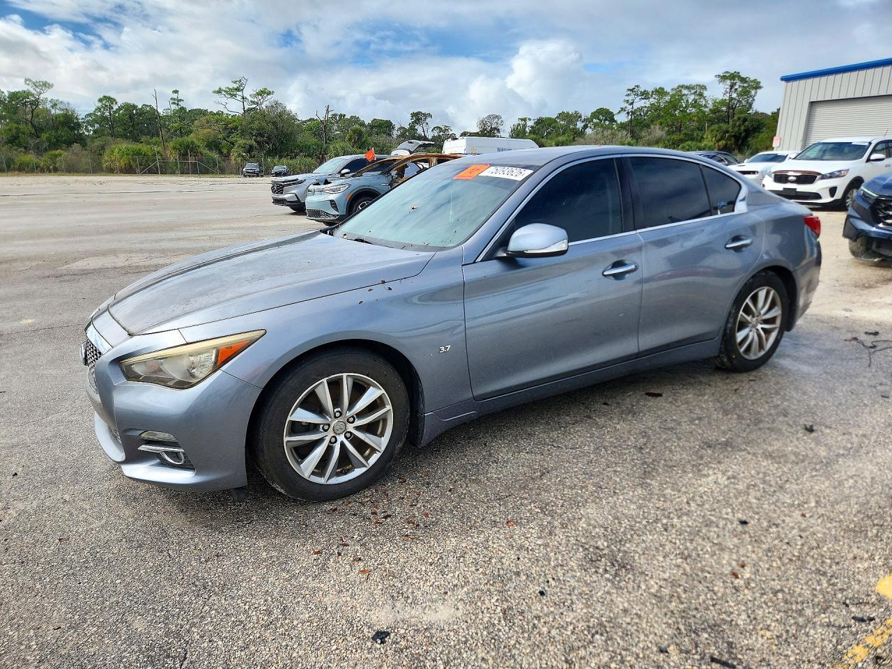 Vue de 2014 INFINITI Q50 PREMIUM, angle 1