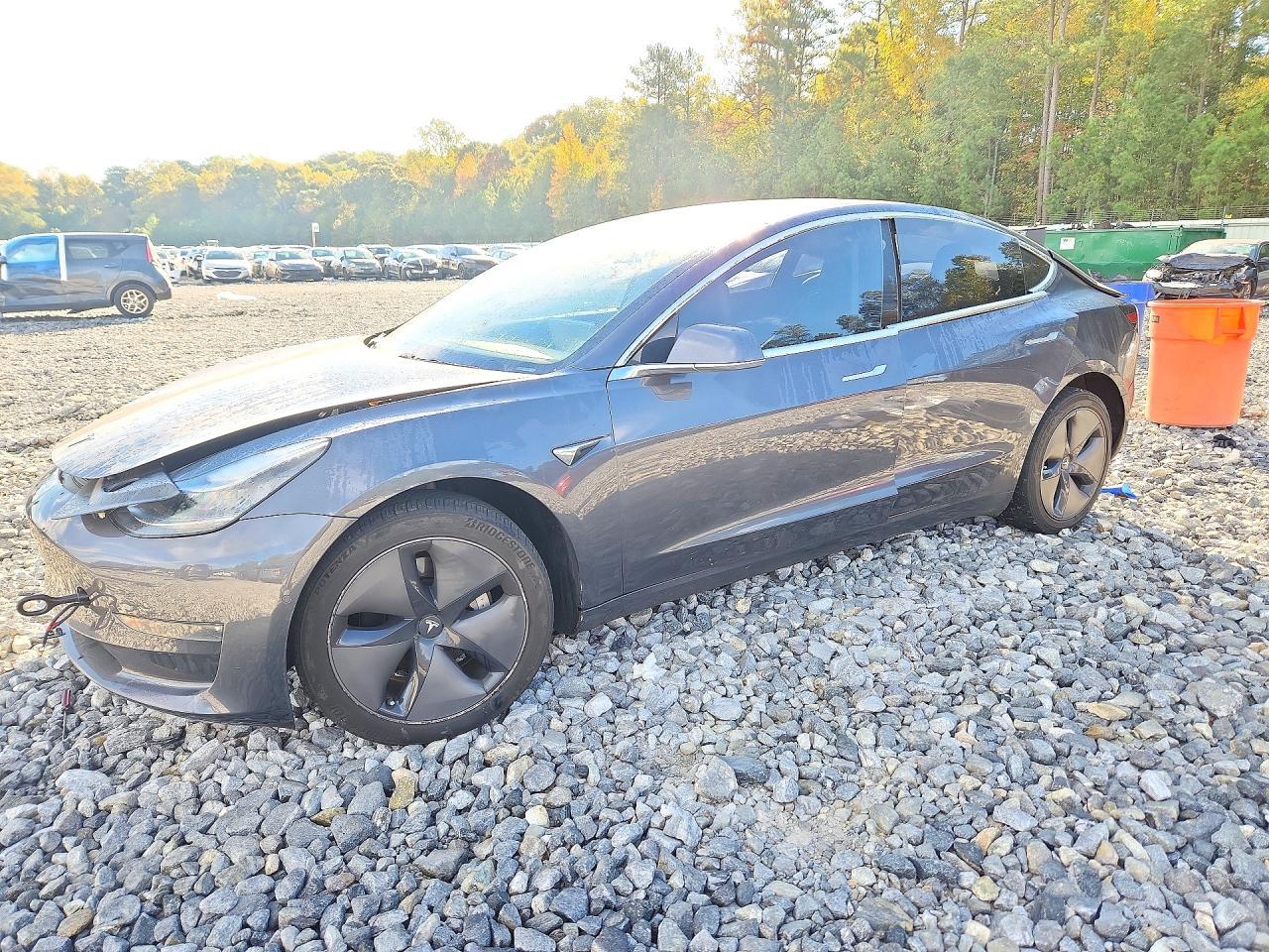 Vue de 2018 TESLA MODEL 3, angle 1