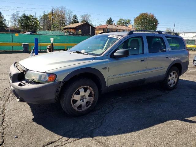 2004 VOLVO XC70   