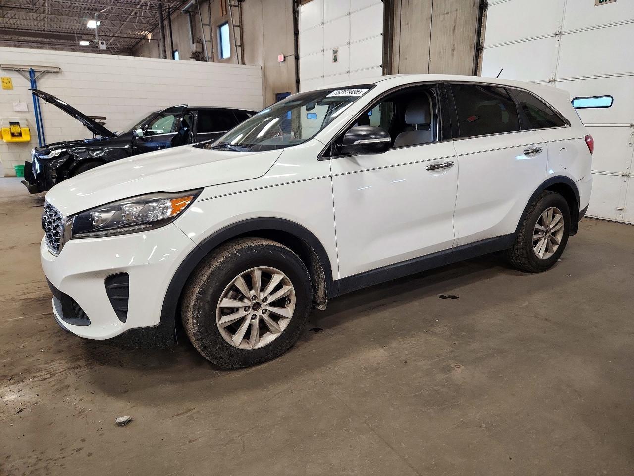 Вид 2019 KIA SORENTO LX, угол 1