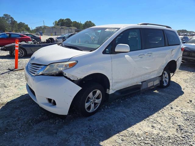 2017 TOYOTA SIENNA LE  