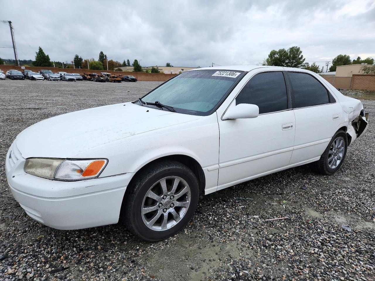 Vista de 1997 TOYOTA CAMRY LE, ángulo 1