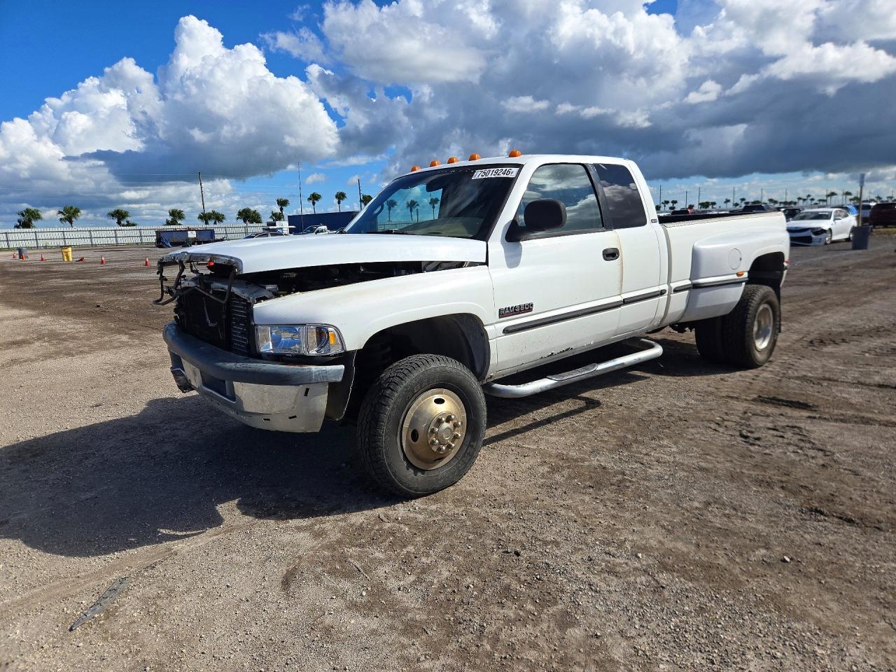Vue de 1998 DODGE RAM 3500, angle 1