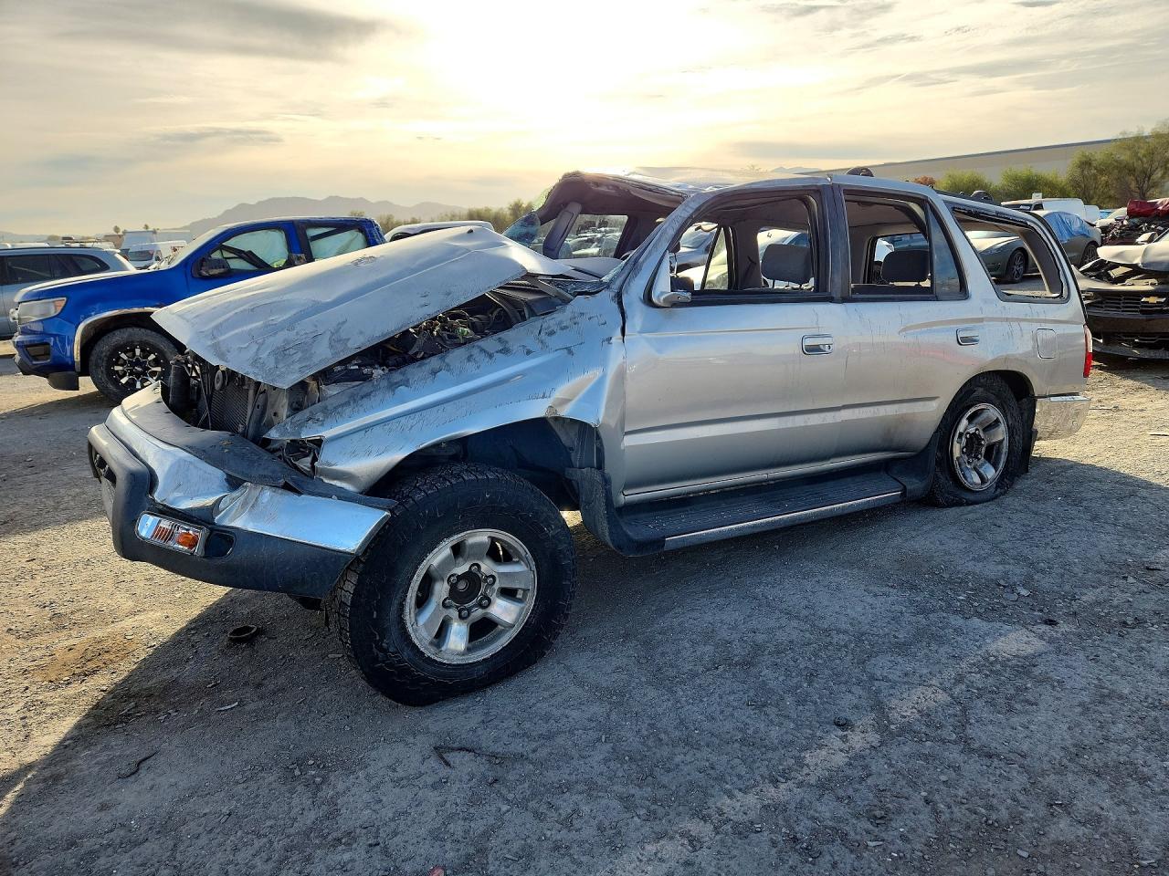 منظر 2000 TOYOTA 4RUNNER SR5، زاوية 1