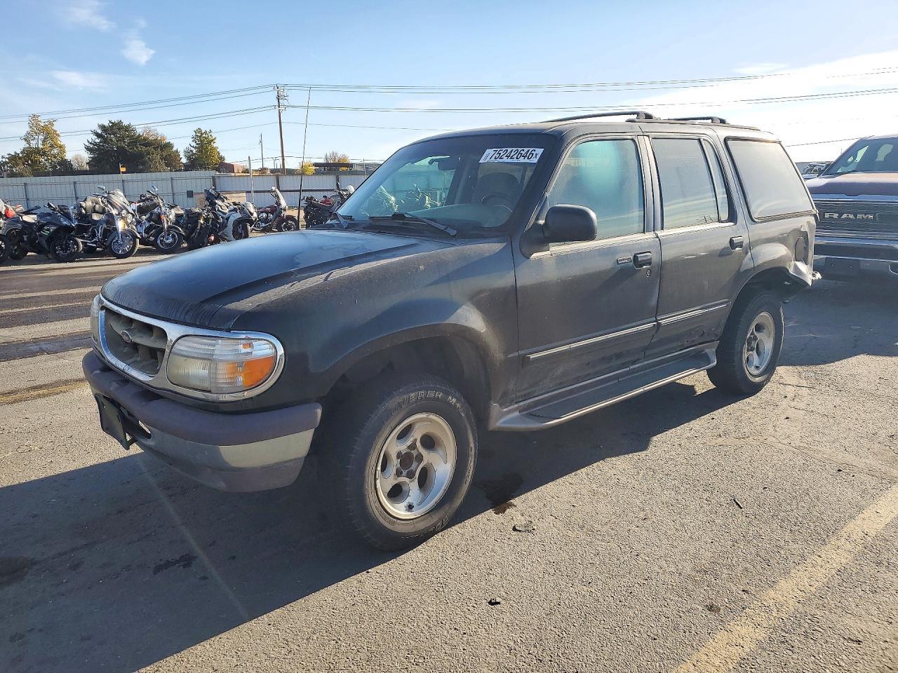 Vue de 1997 FORD EXPLORER, angle 1