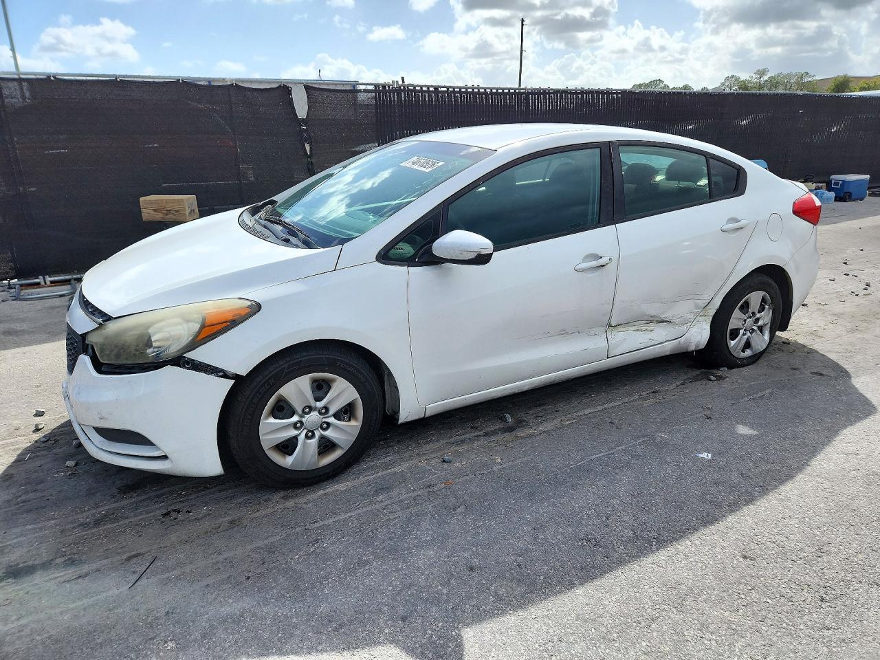 منظر 2016 KIA FORTE LX، زاوية 1