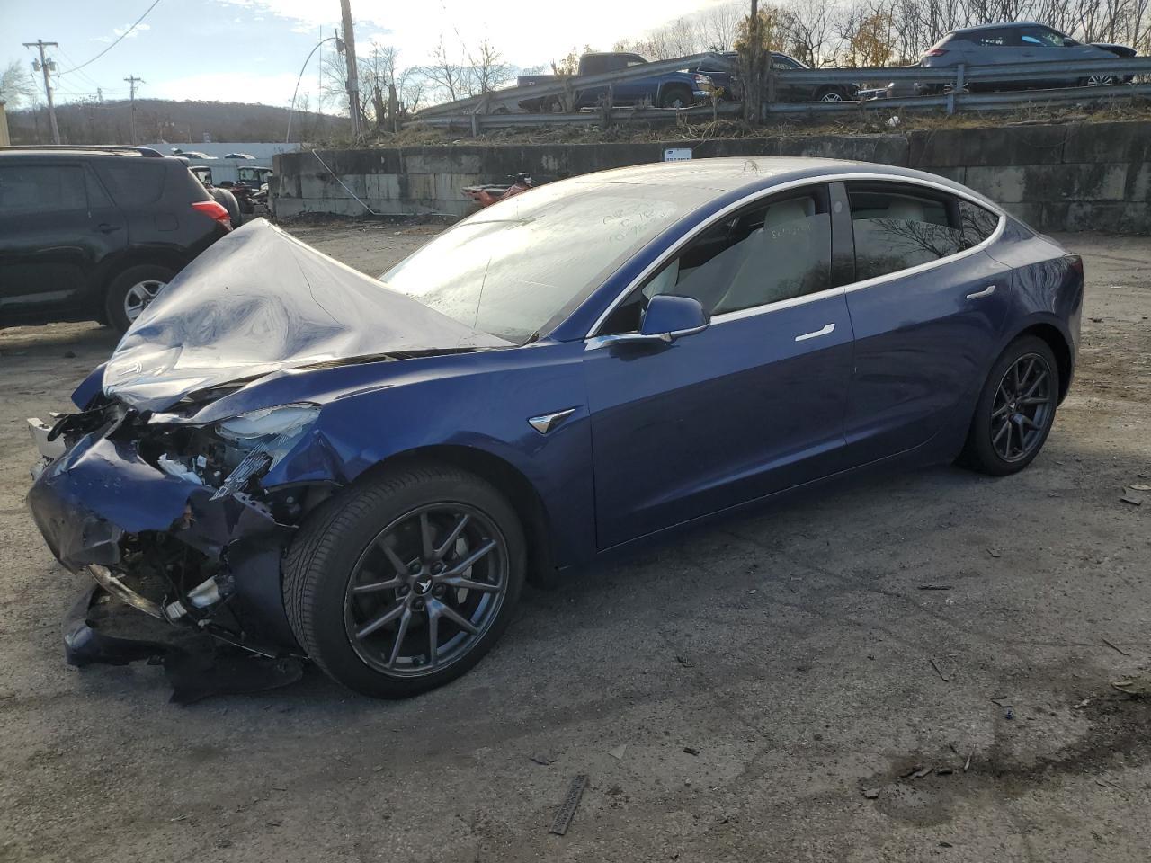 Вид 2020 TESLA MODEL 3, угол 1