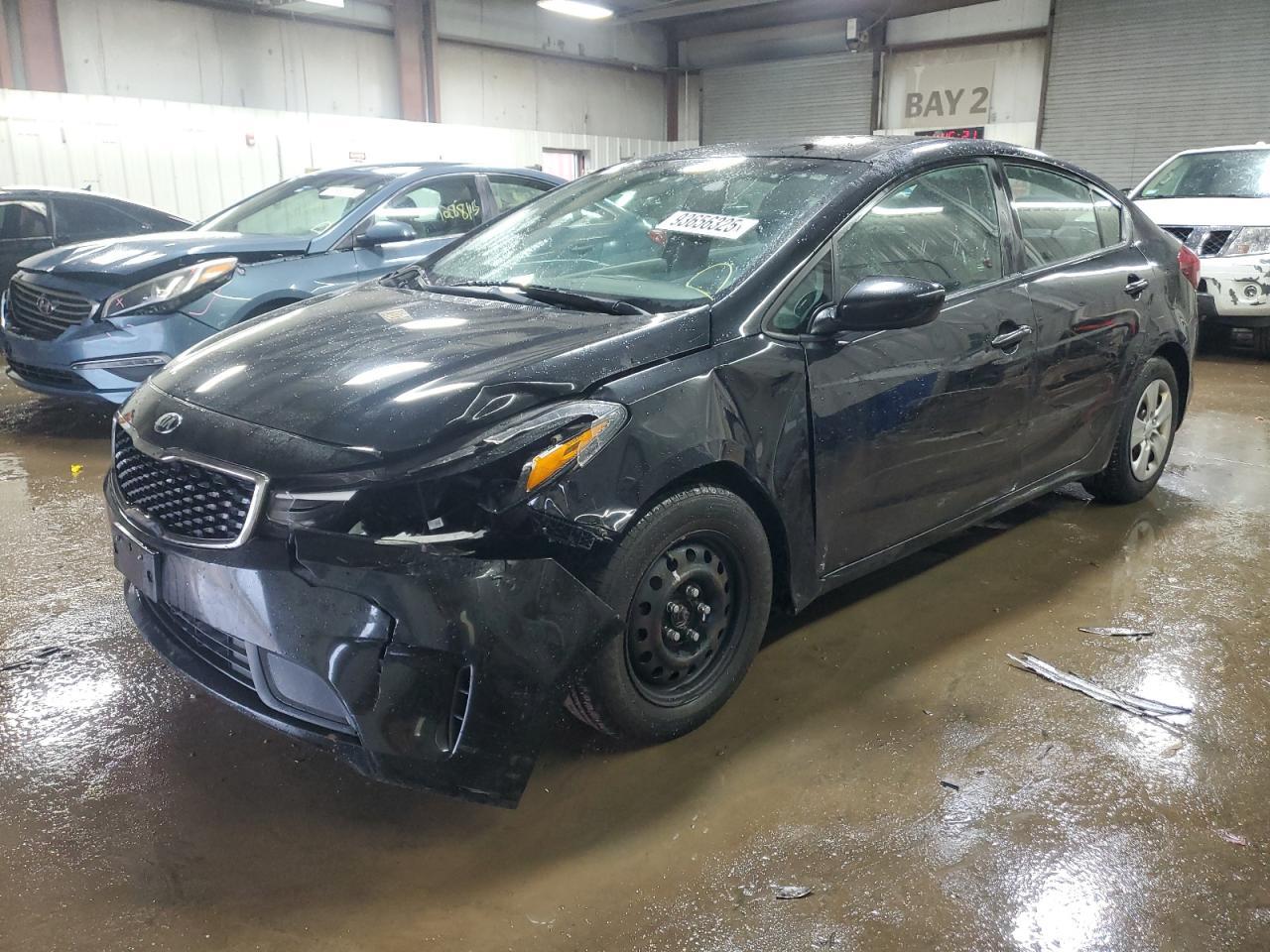 منظر 2017 KIA FORTE LX، زاوية 1