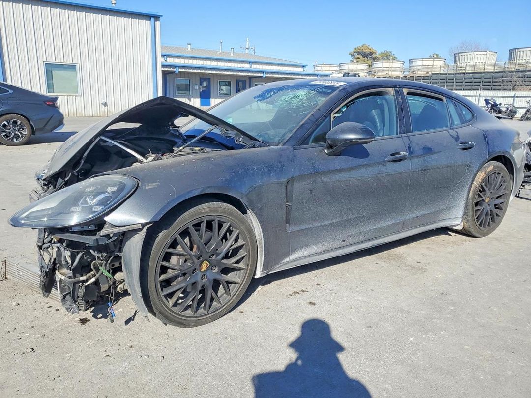 Vue de 2017 PORSCHE PANAMERA, angle 1