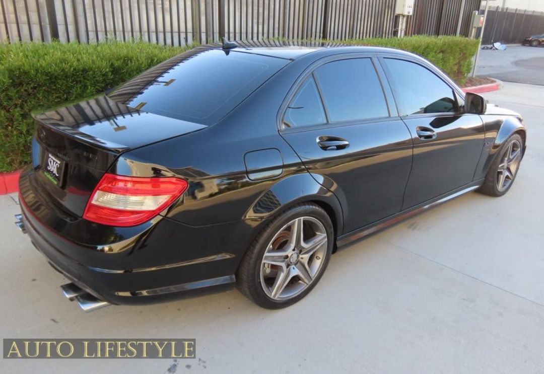 Vue de 2009 MERCEDES-BENZ C63 AMG, angle 1