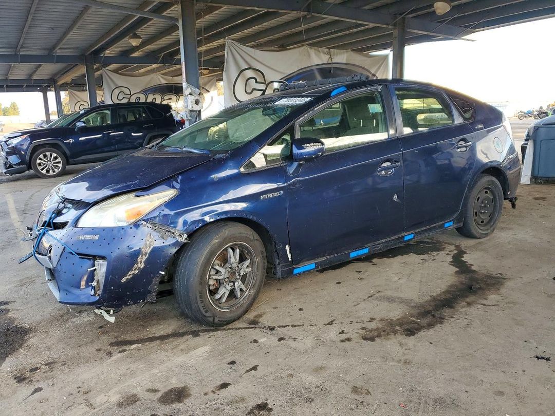 Vue de 2015 TOYOTA PRIUS TWO, angle 1