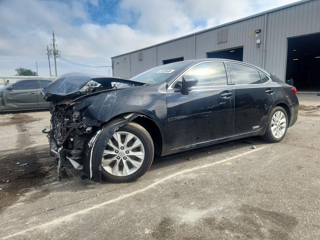 Vue de 2013 LEXUS ES 300H, angle 1