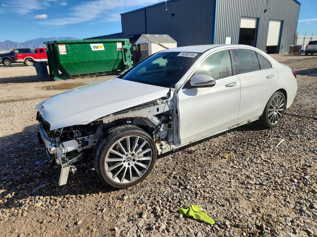 Vue de 2017 MERCEDES-BENZ C 300, angle 1