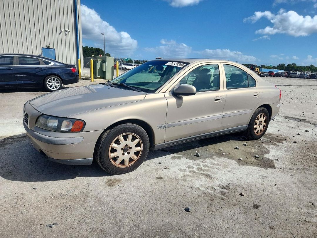 Vista de 2001 VOLVO S60, ángulo 1