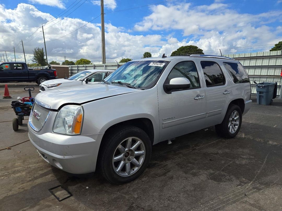 منظر 2010 GMC YUKON DENALI، زاوية 1