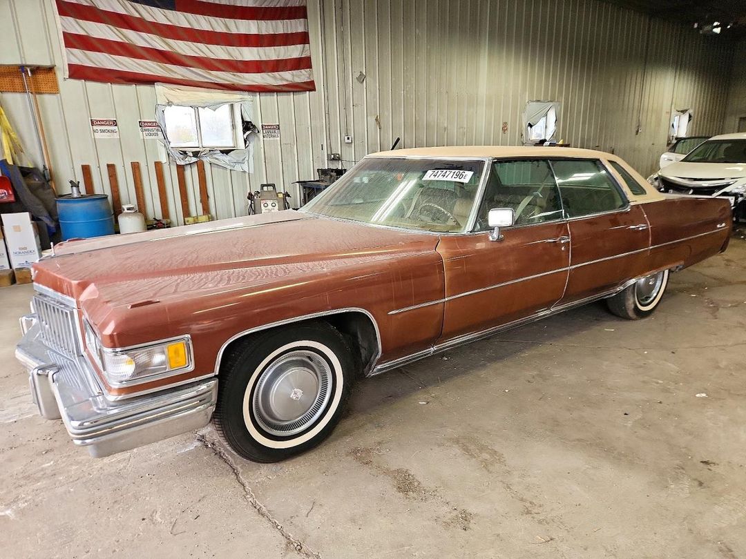 Vista de 1975 CADILLAC DEVILLE, ángulo 1