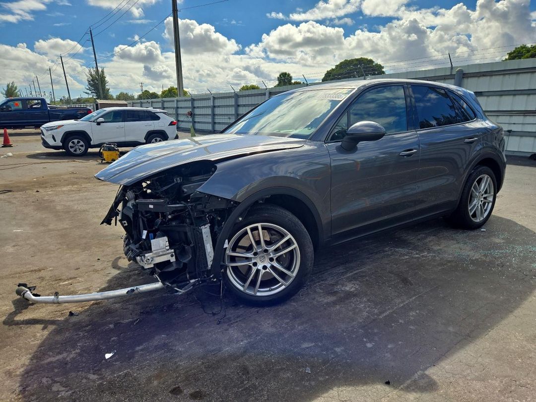 Vista de 2021 PORSCHE CAYENNE, ángulo 1