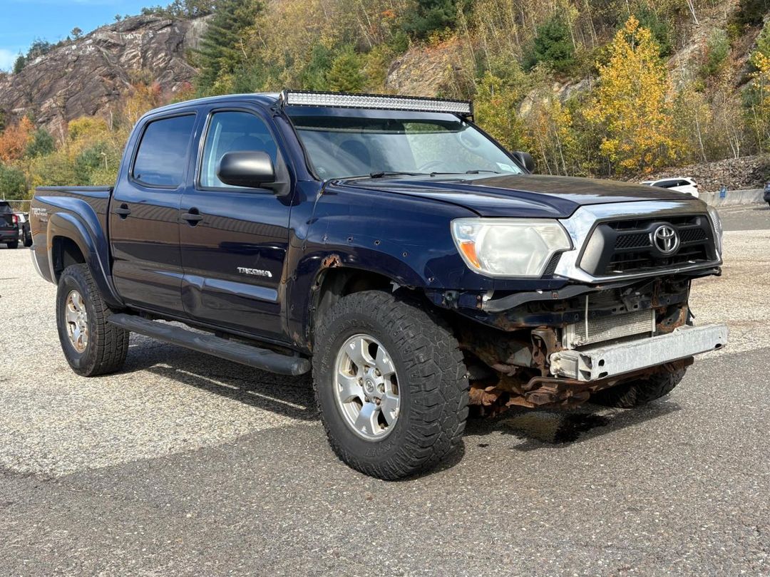 Vue de 2013 TOYOTA TACOMA V6, angle 1