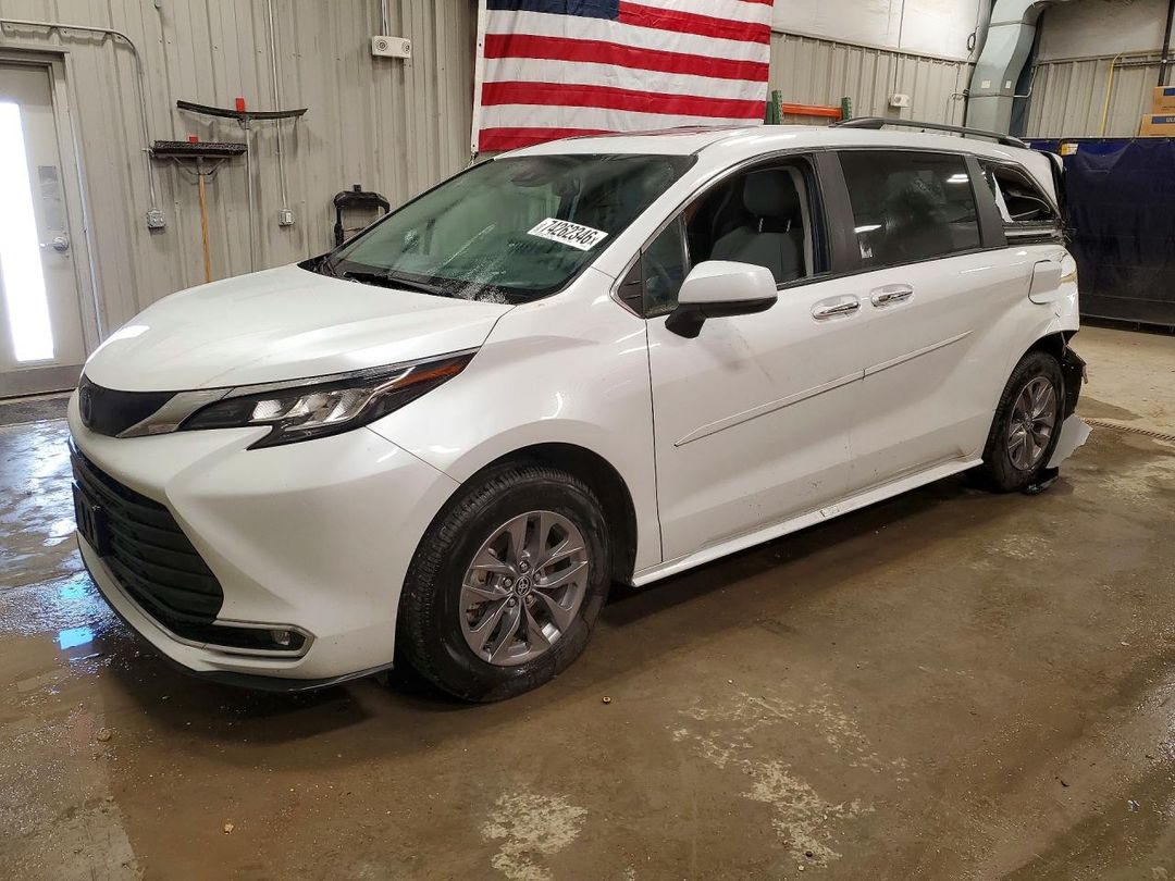 Vue de 2023 TOYOTA SIENNA XLE, angle 1