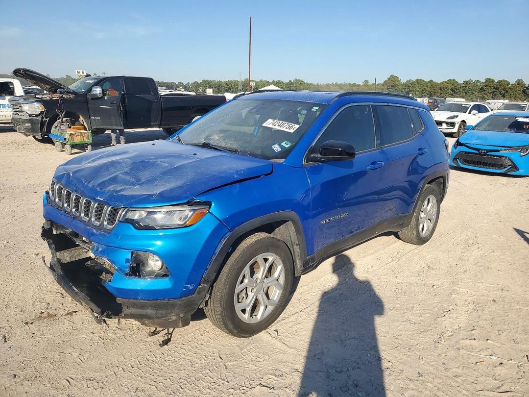 Вид 2024 JEEP COMPASS LATITUDE, угол 1