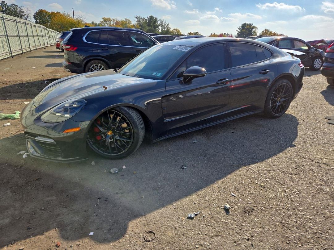 Vue de 2017 PORSCHE PANAMERA TURBO, angle 1