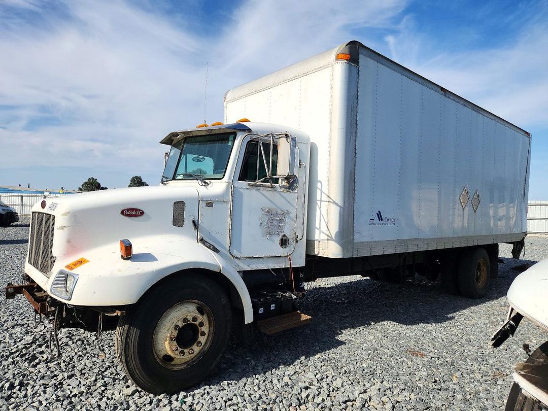 منظر 2001 PETERBILT 330 BOX TRUCK، زاوية 1