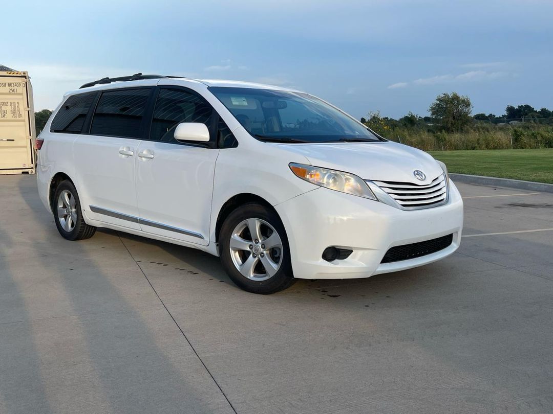Vue de 2015 TOYOTA SIENNA, angle 1
