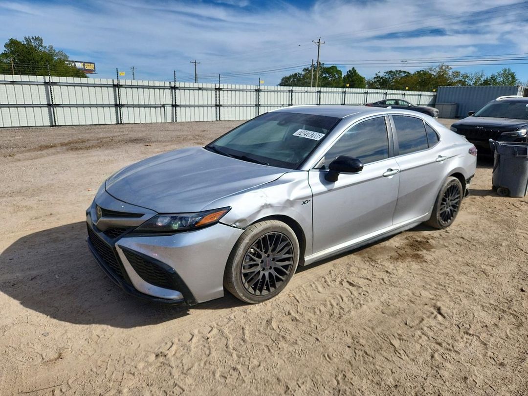 Vue de 2024 TOYOTA CAMRY SE, angle 1