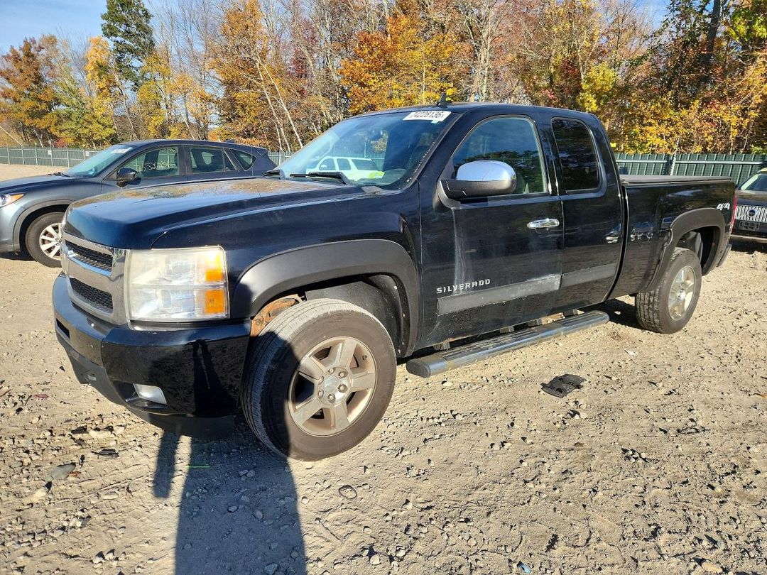 Vue de 2011 CHEVROLET SILVERADO K1500 LTZ, angle 1