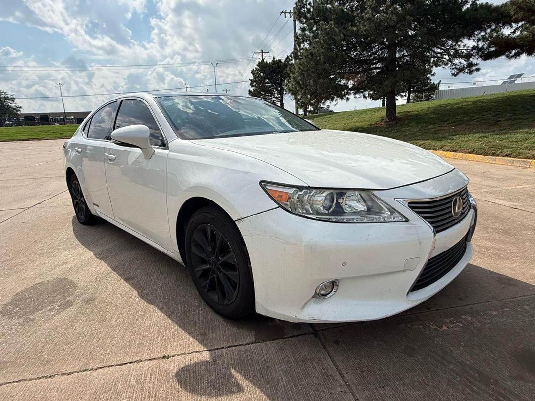 منظر 2015 LEXUS ES 300H، زاوية 1