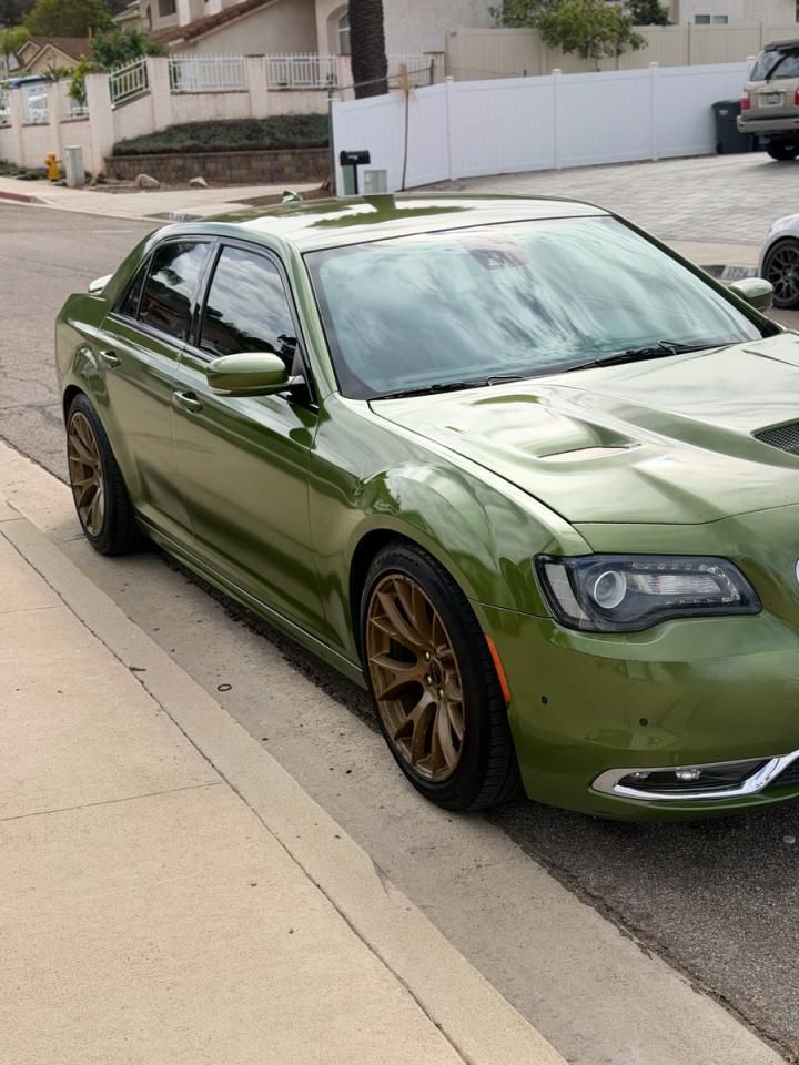 Вид 2018 CHRYSLER 300 S, угол 1