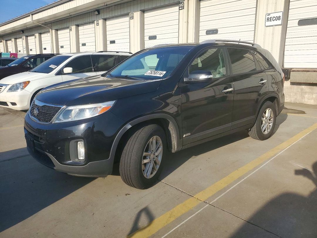 Vue de 2015 KIA SORENTO LX, angle 1