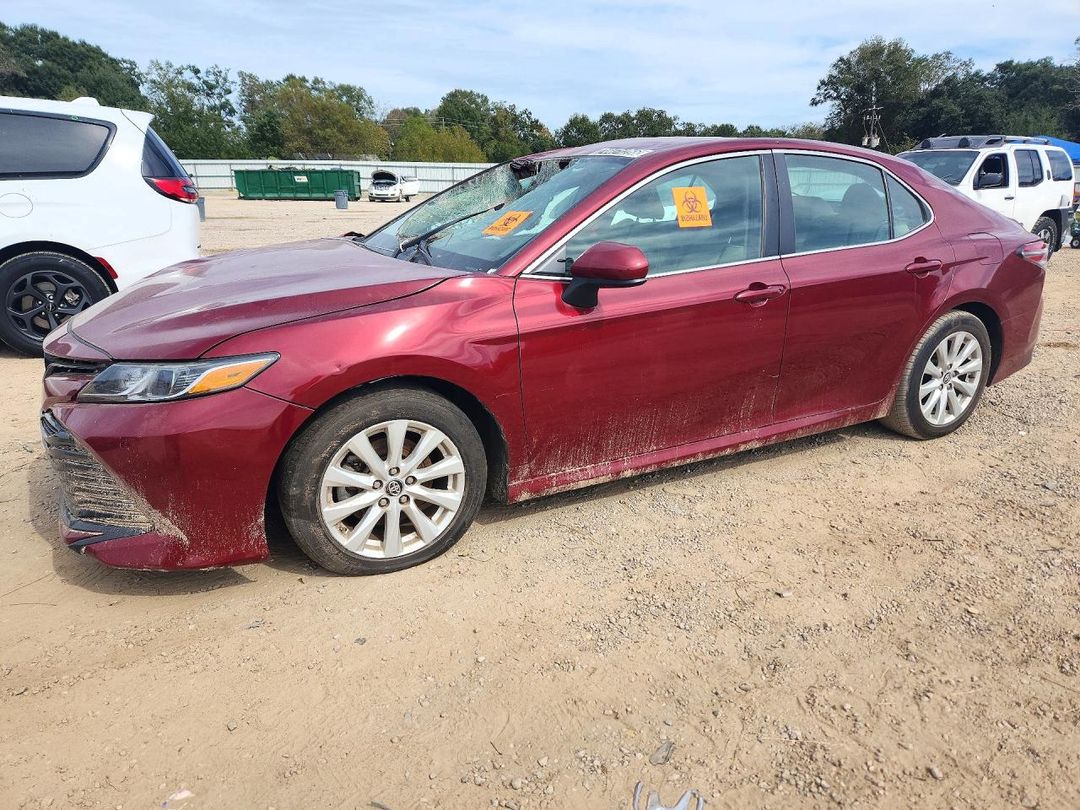 Vue de 2020 TOYOTA CAMRY LE, angle 1