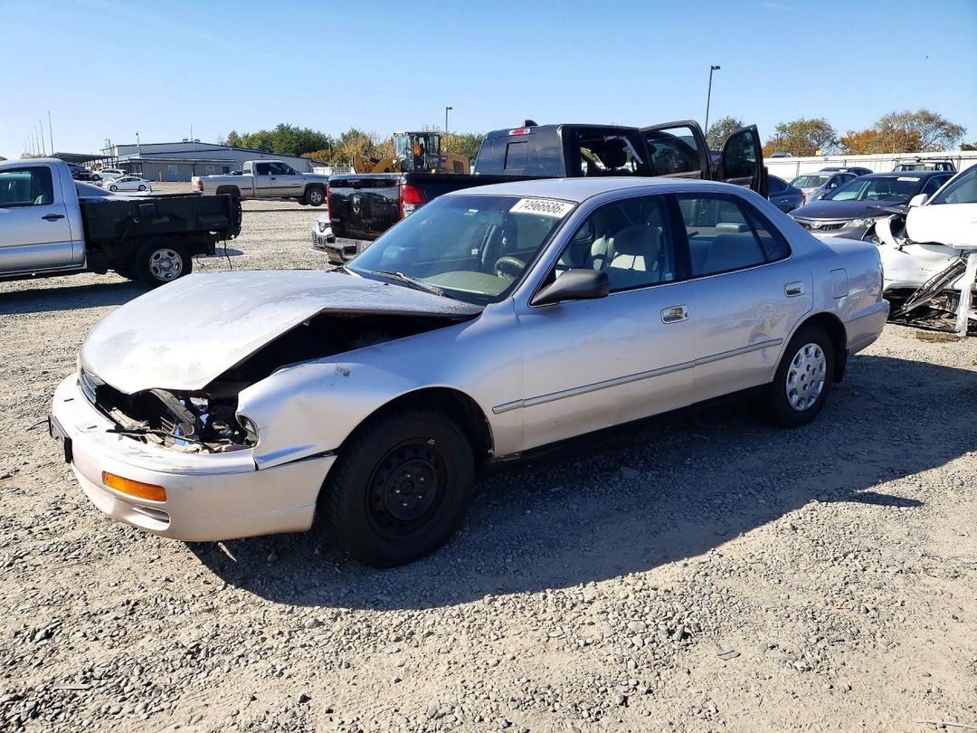 Vedere 1996 TOYOTA CAMRY LE, unghi 1