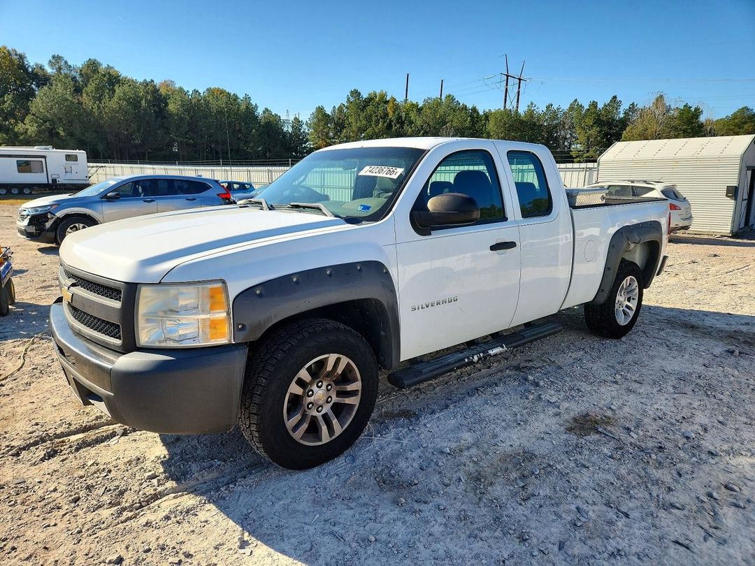 Vue de 2011 CHEVROLET SILVERADO C1500, angle 1