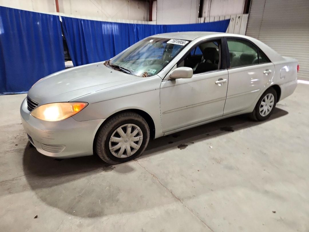 Vista de 2005 TOYOTA CAMRY LE, ángulo 1