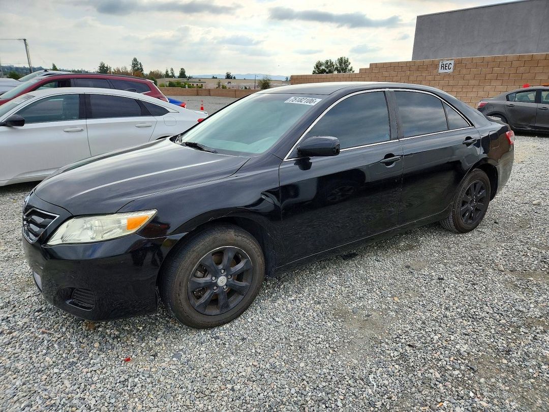 منظر 2011 TOYOTA CAMRY LE، زاوية 1