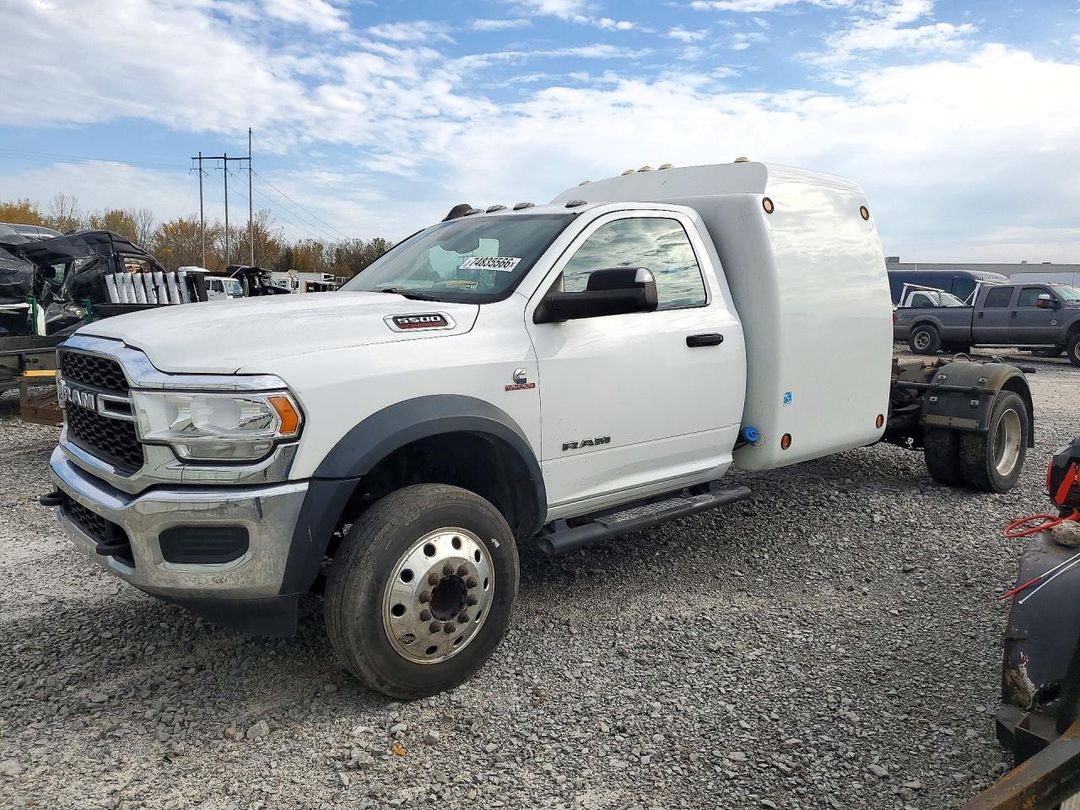Vista de 2021 RAM 5500 TRUCK CAB AND CHASSIS, ángulo 1