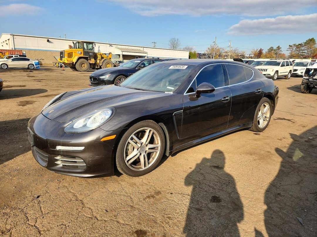 Vue de 2015 PORSCHE PANAMERA S, angle 1