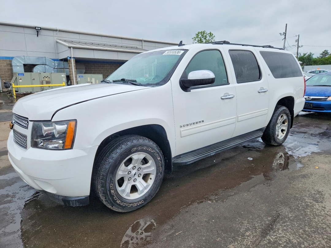 Vue de 2013 CHEVROLET SUBURBAN K1500 LT, angle 1