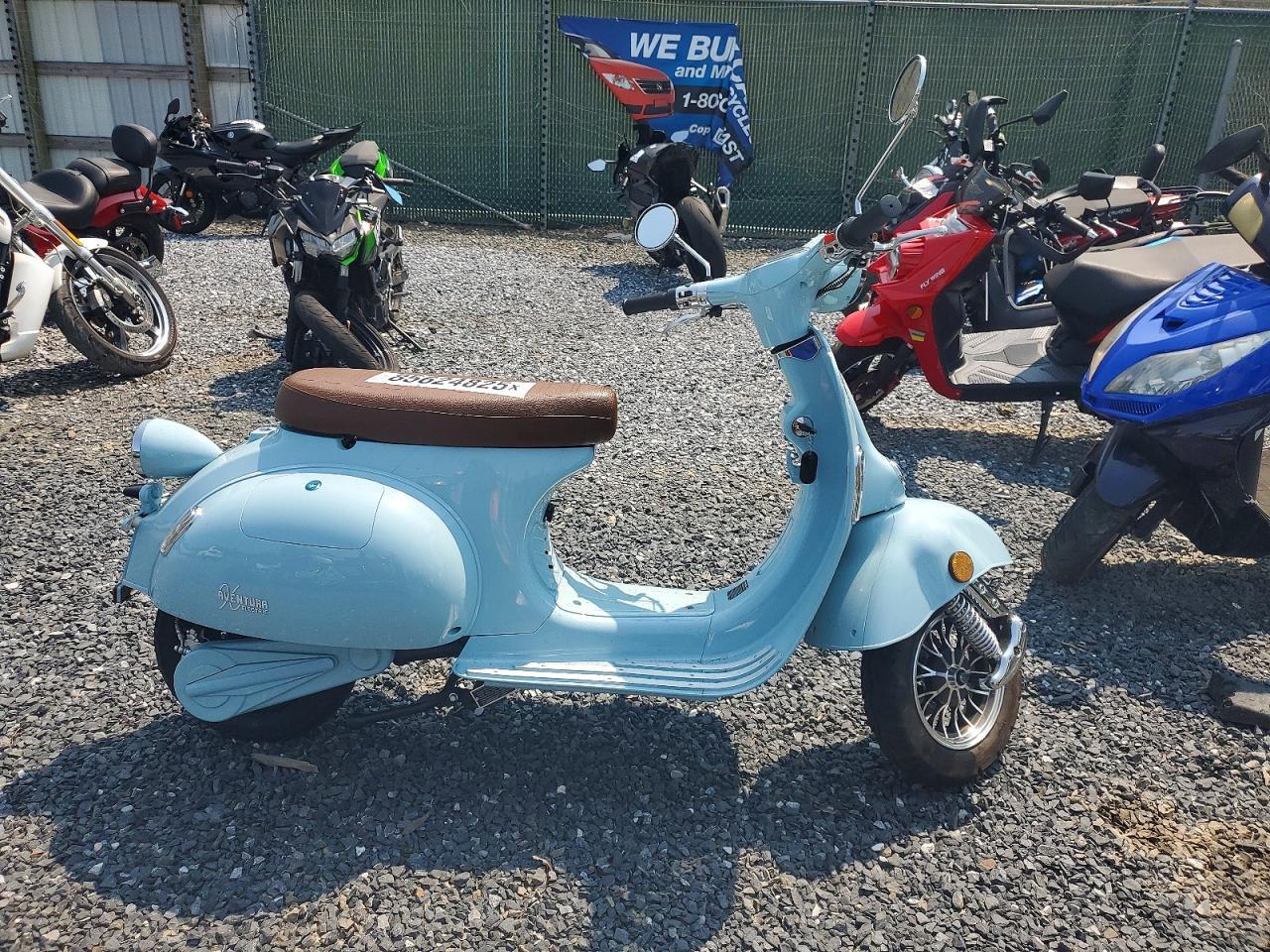 Vue de 2025 AVENTURA-X SCOOTER, angle 1