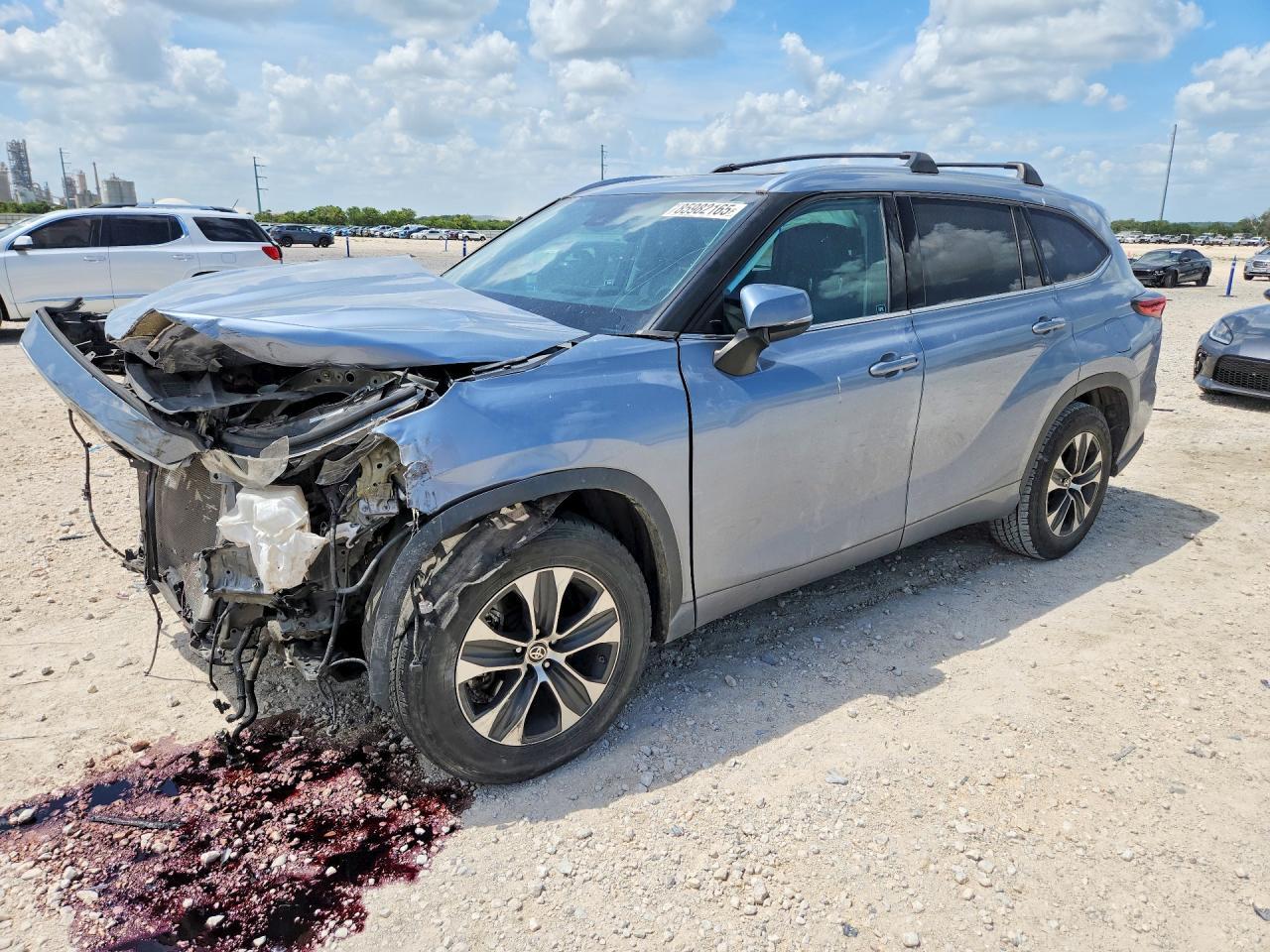 Vista de 2021 TOYOTA HIGHLANDER XLE, ángulo 1