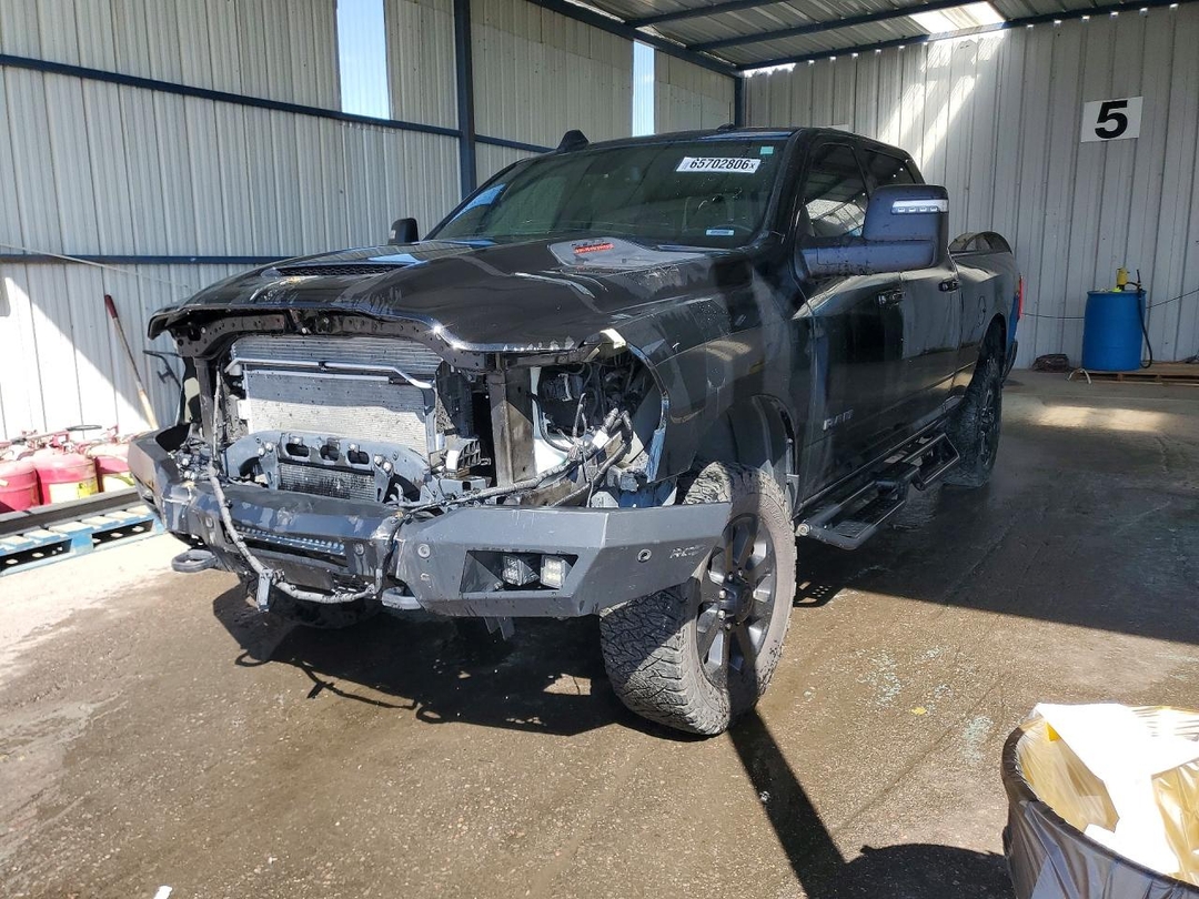 Вид 2024 RAM 2500 LARAMIE, угол 1