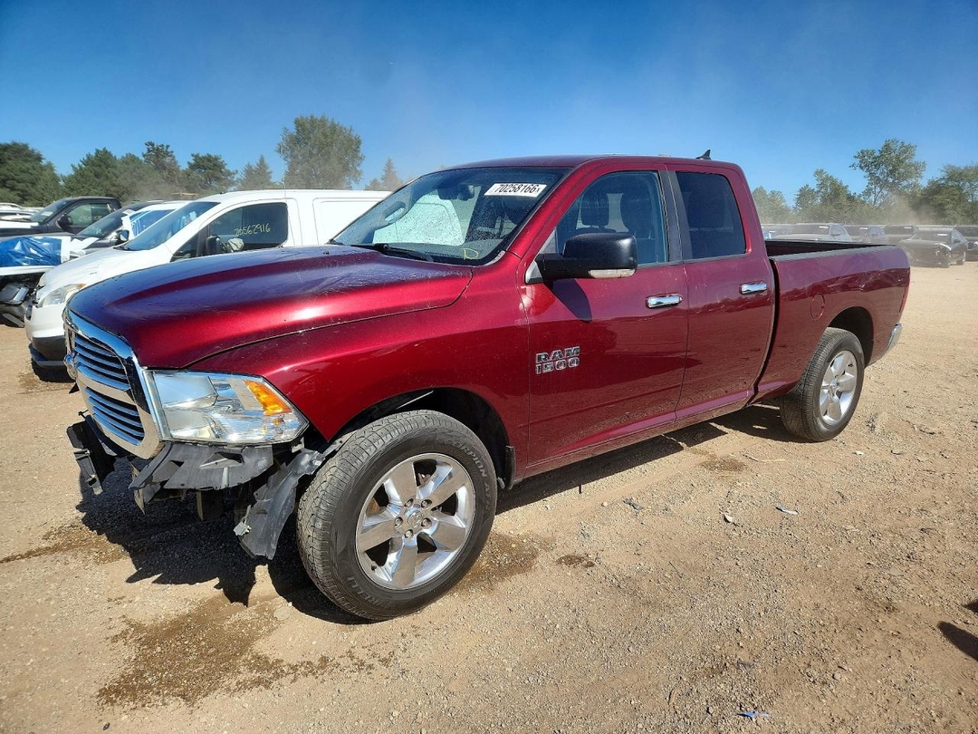 Vista de 2018 RAM 1500 SLT, ángulo 1