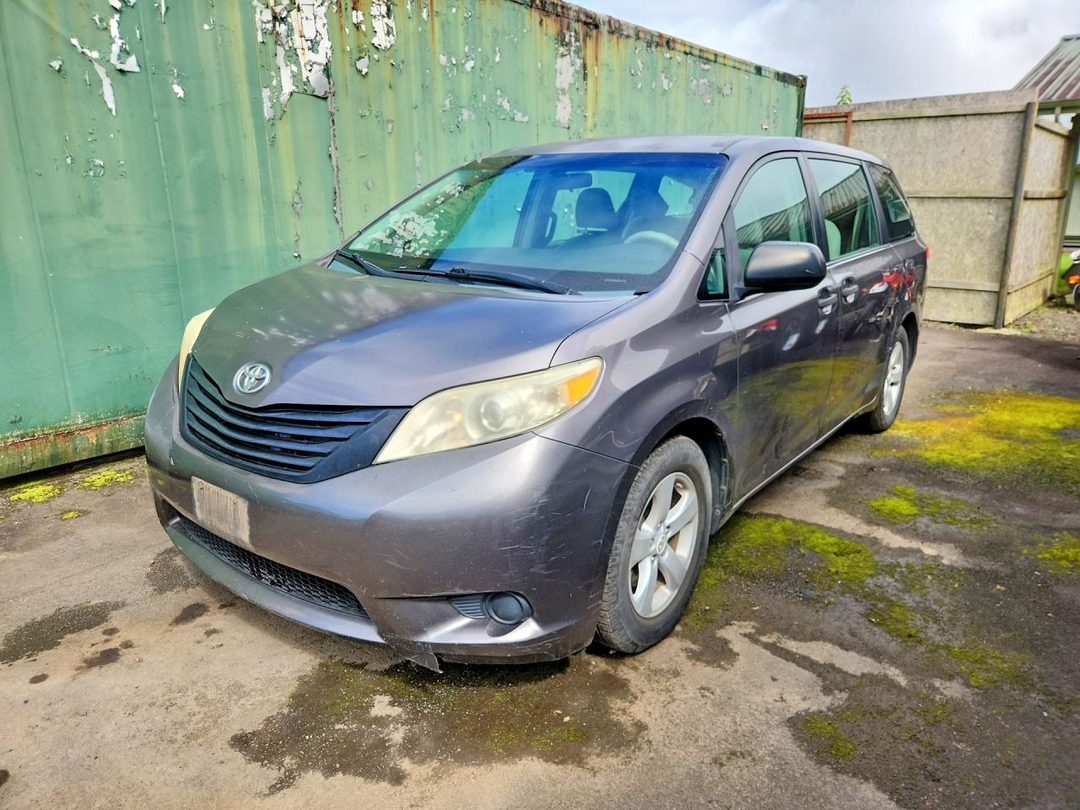 Vista de 2011 TOYOTA SIENNA BASE 7-PASSENGER, ángulo 1
