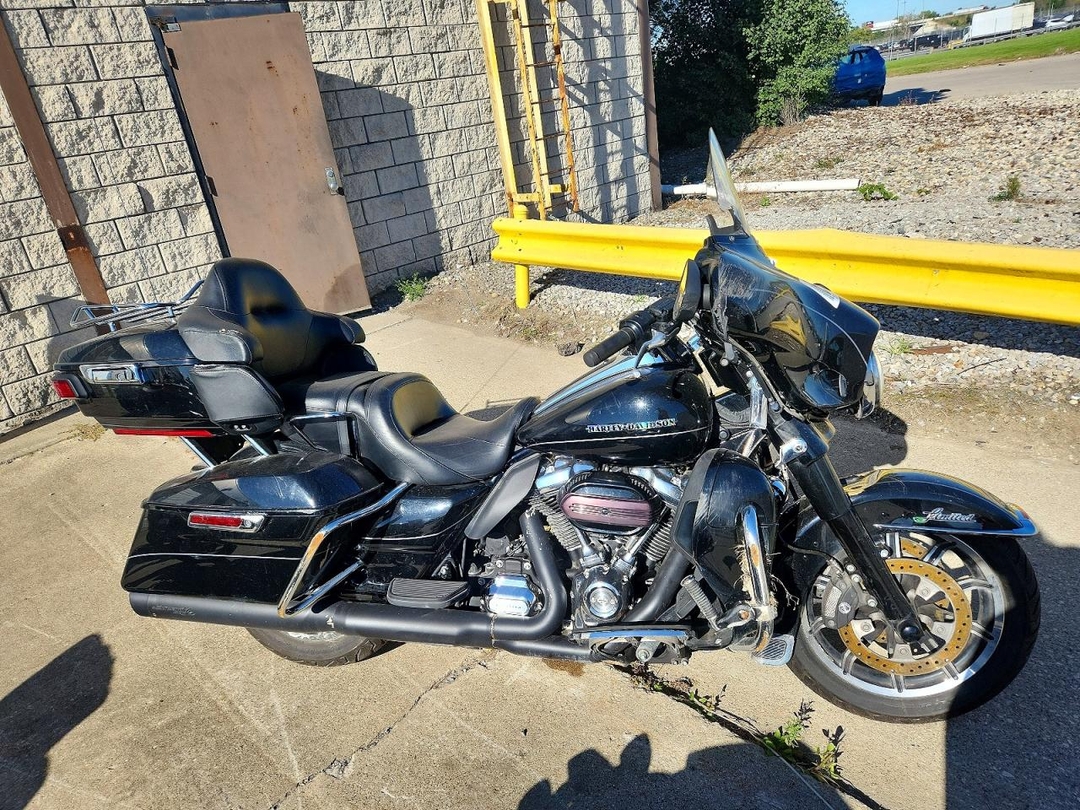 Vista de 2017 HARLEY-DAVIDSON FLHTK ULTRA LIMITED, ángulo 1